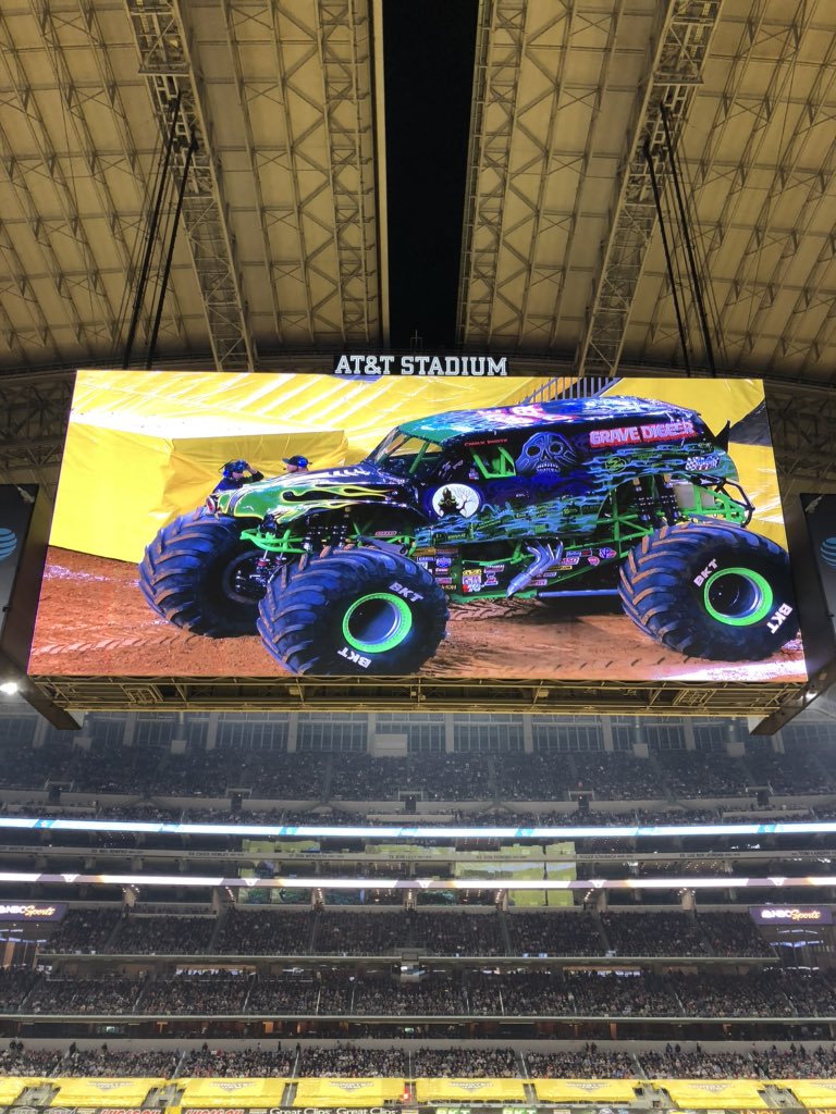 Fred_D_Castillo's tweet photo. Fun with the Family at @MonsterJam https://t.co/ObZYTb7XRU