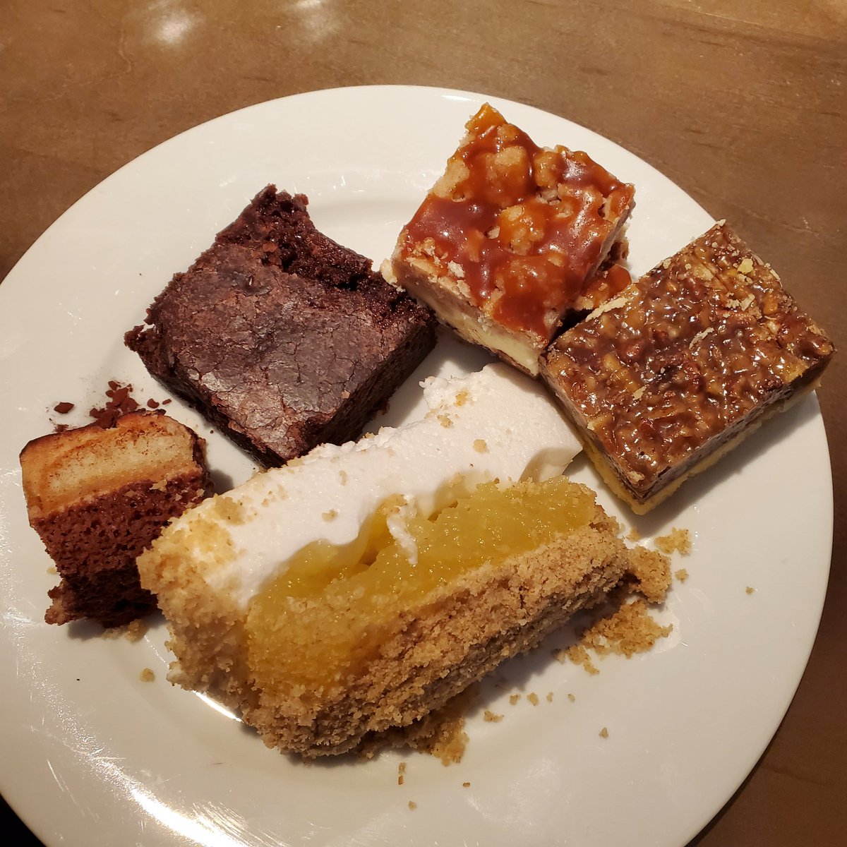 SpeedBrkr's tweet photo. Dessert before the main course? Yes, please. #JoysOfAdulting #C2E2 #ThirdStar #foodie https://t.co/UF3I4xqfjm