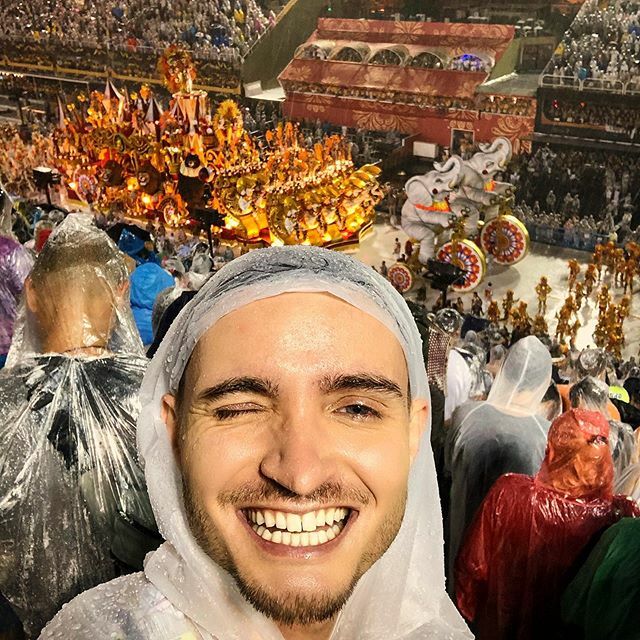 Felipebottini's tweet photo. Como diz o samba do Salgueiro: Sorrir é resistir! ♥️ Até mesmo à chuva. 🌧 #Salguerio #Campeãs #Rio #Sapucaí https://t.co/r1pHs3DPri https://t.co/NqgargmOLH