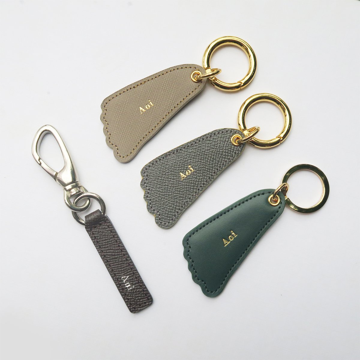 La Fabrique Crevon 赤ちゃんの足型キーホルダー グレージュ グレー 深緑の革で足型キーホルダー を 焦げ茶値段革でキーホルダーをご注文いただきました 手型足型を作成するために手と足の写真を撮って頂いております 詳しくはこちら をご覧ください La Fabrique Crevon 赤ちゃんの足型キーホルダー グレージュ グレー 深緑の革で足型キーホルダー を 焦げ茶値段革でキーホルダーをご注文いただきました 手型足型を作成するために手と足の写真を撮って頂いております 詳しくはこちら をご覧ください