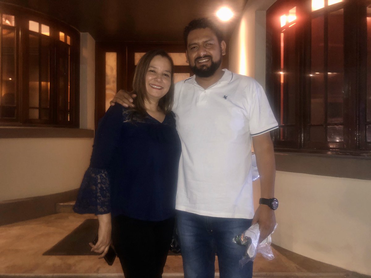 LuisSerrano_'s tweet photo. Les quiero compartir una foto que deseaba tomar hace muchos años.
Hoy por fin tuve el privilegio, el placer, la dicha de abrazar en persona a mi queridísima amiga @princesalaguner .
Ya entienden porqué @MeEncantaCorrer ?
Por amig@s así @yoelegicorrer1 .
Te quiero mucho Cony! https://t.co/lGjgbFzHAg