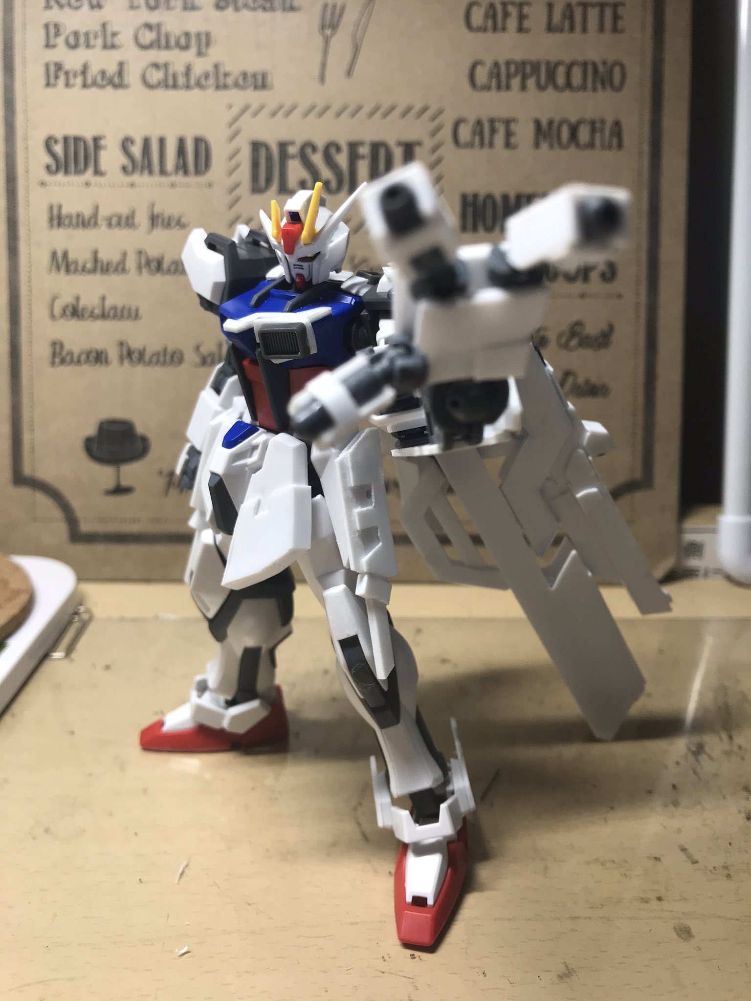にどね このガンダムの名前を急遽募集 リプ欄で教えてください かっこいい と思ったものは採用させていただきます 補足としてこのガンダムはアシンメトリーに作られてます T Co Trdifzue4b Twitter