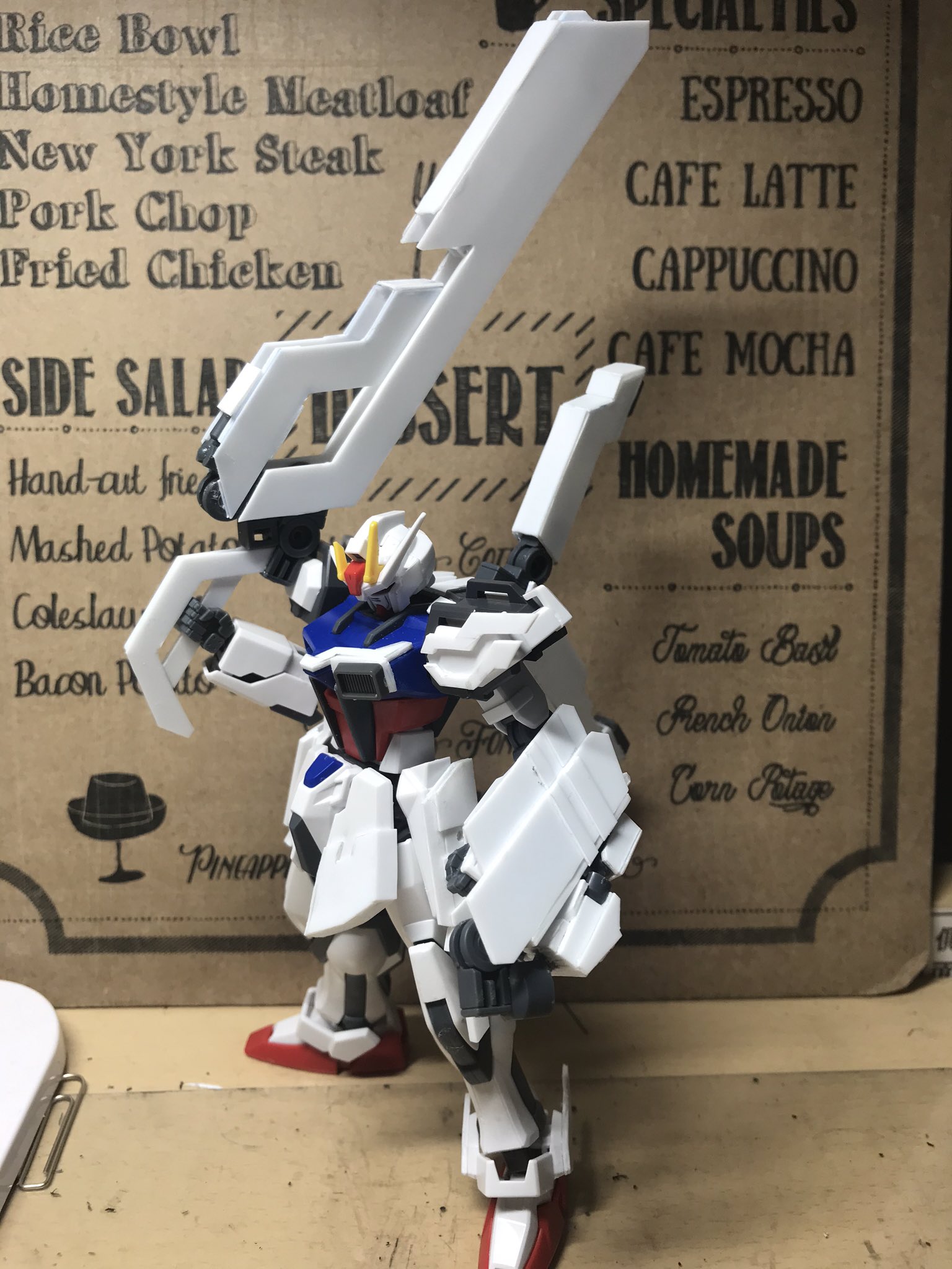 にどね このガンダムの名前を急遽募集 リプ欄で教えてください かっこいい と思ったものは採用させていただきます 補足としてこのガンダムはアシンメトリーに作られてます T Co Trdifzue4b Twitter