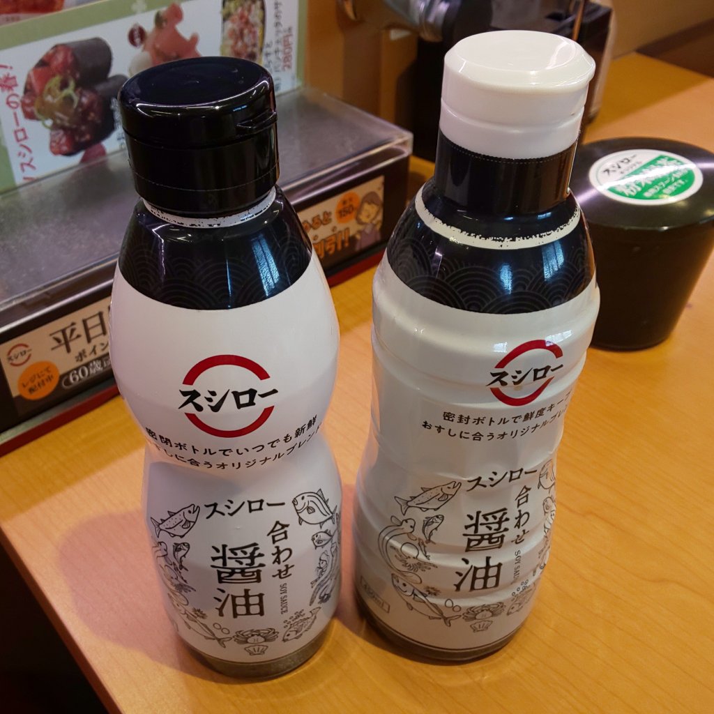 Daisuke Inagaki 彡 On Twitter スシロー のテーブルの上に2本置いてある醤油ボトルのキャップの色が違うと気が付きました 左側の黒いキャップの方は大阪府堺市の 大醤 で 新しい右側の白いキャップの方は千葉県銚子市の ヒゲタ醤油 で製造されていました