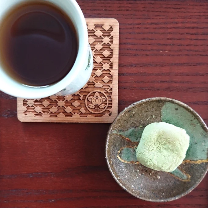 今朝のお茶菓子は滋賀県彦根市 いと重菓舗さんの「埋れ木」。お菓子の名は井伊直弼公の詠まれた歌、侘住まいなさった舎の名から取ったとか。菓子器は父の作、湯呑は飛騨渋草焼、コースターはココカフェ(@coco_skghr)さん制作のもの 