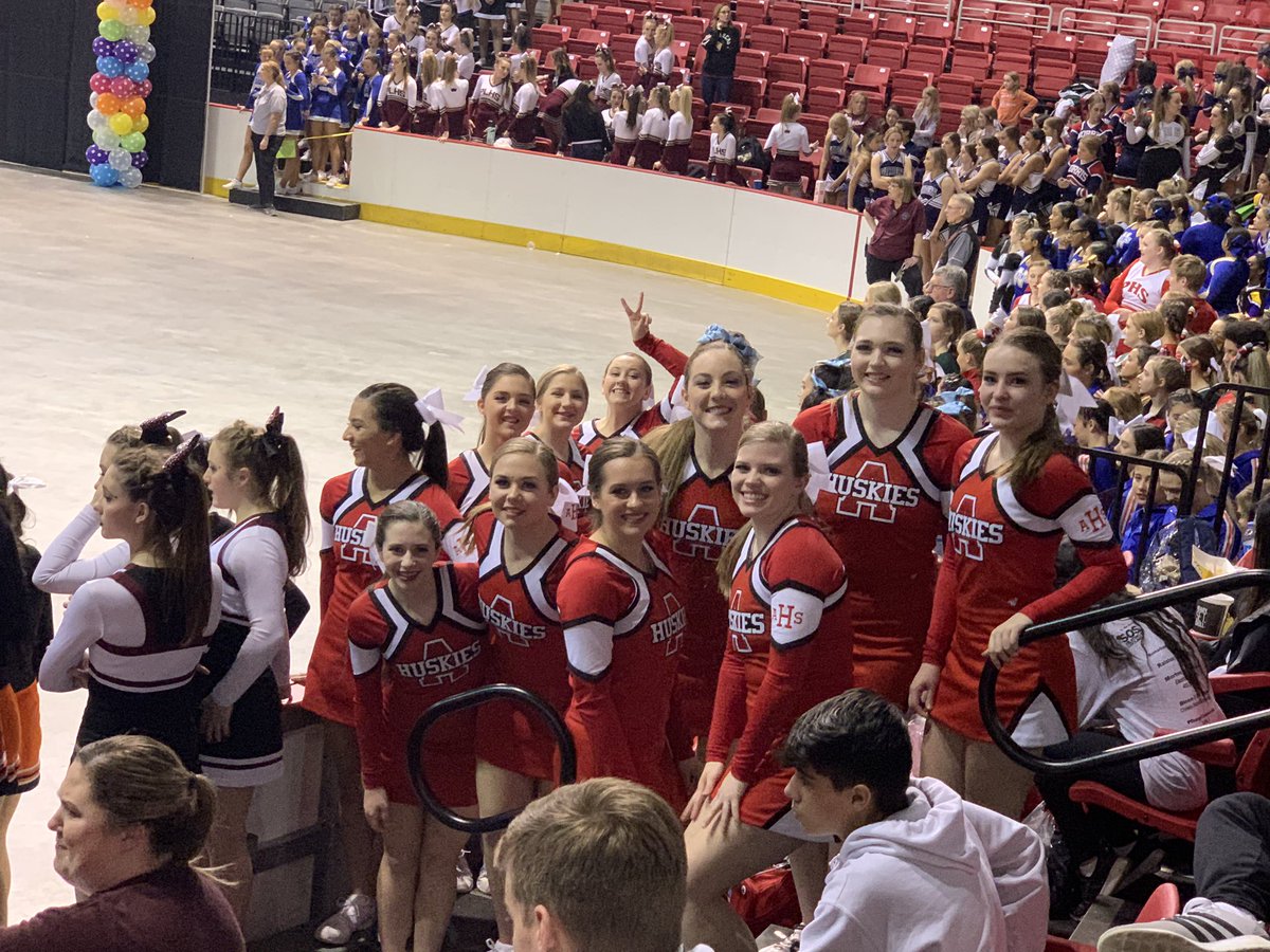 husky_cheer's tweet photo. Ready for awards! #aurorahuskies #statecheer https://t.co/4cFbQco2Uz