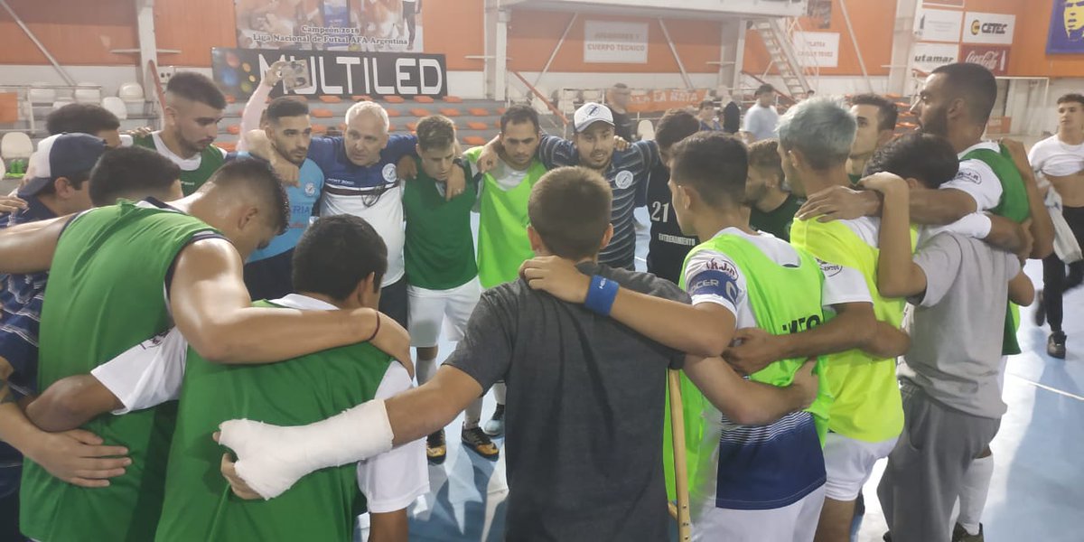 DiarioCharro's tweet photo. #Futsal | ¡A cuartos de final!🙌🔝🔥
Con goles de Brian Rojas -2-, Demian Silva -2-, Walter Ramírez, Rodrigo Vales y Sergio Ferreira, #DeportivoMerlo venció 7 a 3 a #Beccar en Villa La Ñata y avanzó a la próxima ronda de la #CopaADT.
#VamosMerlo⚪🔵⚪ https://t.co/IzJrfwGlU8