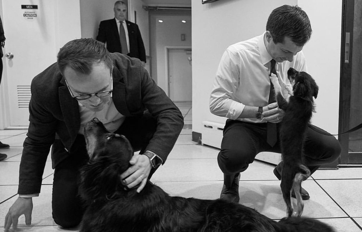 Rizzuti09's tweet photo. Don’t tell @firstdogsSB but this photo of @Chas10Buttigieg @PeteButtigieg is so adorable 😍 #DogsForPete #TeamPete #PeteForAmerica #PeteForPresident #PresidentPete #WinTheEra #MayorPete #Pete2020 #TurnThePage #BelieveInPete https://t.co/TJ4yAWZT96