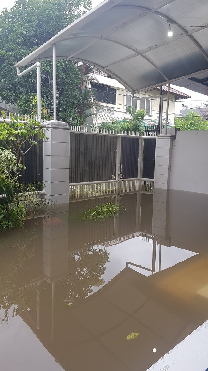 gapitkadi's tweet photo. Banjir untuk ketiga kali nya di Janur Indah, Kelapa Gading. @detikcom @aniesbaswedan @DKIJakarta https://t.co/0skBRpp8q4