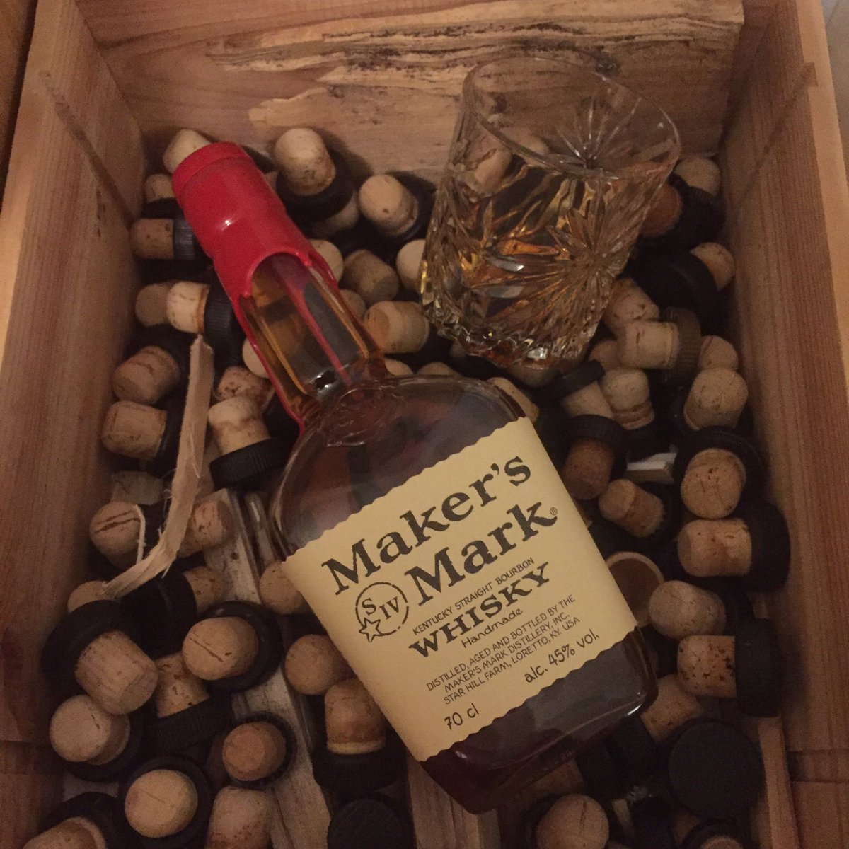 WhiskyDiscovery's tweet photo. Tonight’s #SaturdayNightSip starts with Maker’s Mark Kentucky Straight Bourbon Whisky 45% abv
Whisky Discovery No.1349 first discovered at Dramboree 2015.
It’s one of those US whiskies that don’t use an ‘e’ in whisky.
Cheers!
#OneDramAtATime https://t.co/9VLi6h5wKm
