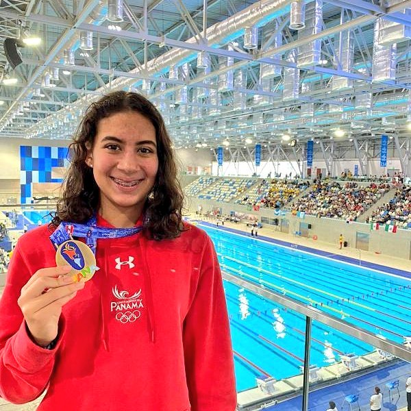 Pandeportes's tweet photo. ¡Oro para Panamá! 🏊‍♀️🥇🇵🇦

La nadadora panameña Emily Santos se queda con la medalla de oro en los 50m pecho con tiempo de 33.62 segundos, que le valió para imponer nuevo récord del evento en la Copa UANA Panamericana de Natación Lima 2020.

#JuntosEsPosible #UnidosLoHacemos https://t.co/Nww6HMG7V1