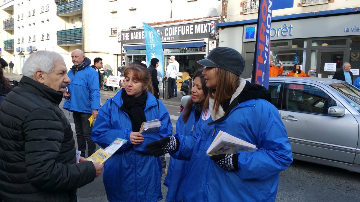 XavierPERICAT's tweet photo. @Mothron1Vision : Ce matin à #Argenteuil c'est de nouveau une matinée d'échanges avec les Argenteuillais à l'occasion de la distribution du 3ème volet de notre #projet construit par @GMothron et notre équipe. #Mothron2020 #VivreArgenteuil https://t.co/wgTXI6H98M