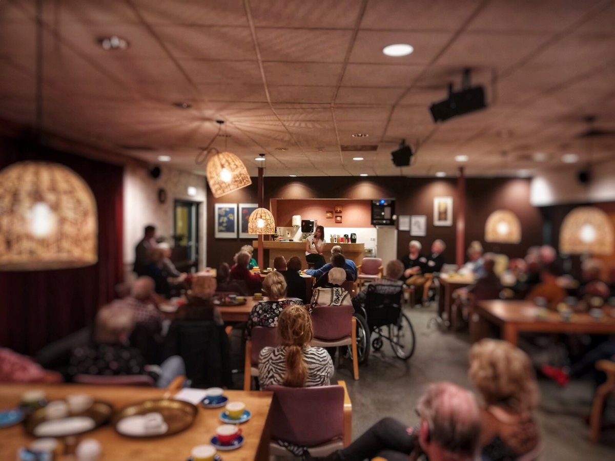 EllesBlom's tweet photo. Donderdag gesproken bij #AlzheimerCafe #Winsum over openheid bij #dementie als bestuurslid bij Alzheimer Nederland #Groningen en #neuropsycholoog bij het #AlzheimerCentrum #Groningen. Wat een opkomst! Wat een eer! https://t.co/AyAeyQt43k