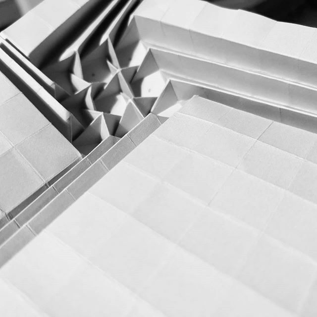 OrigamiInvasion's tweet image. Verso d'une tessellation waterbomb

Design : Ilan Garibi (@garibiilan)

#origami #origamiart #papercraft #paper #paperart #craft #paperfolding #paperfoldingart #tessellation #origamitessellation #squaregrid #ilangaribi #ilangaribiorigami #cubestessellation