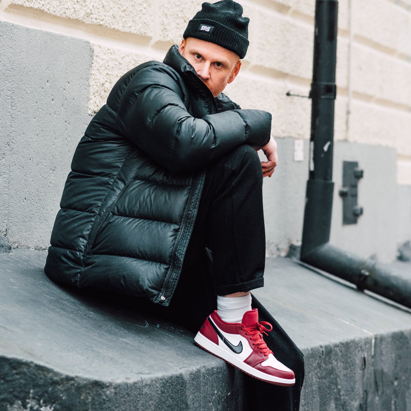 air jordan 1 low noble red on feet