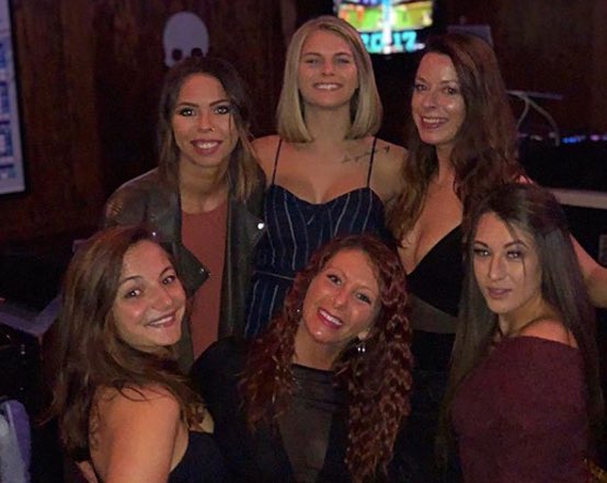 Going out tonight? 🥂 Grab the crew and head to your favorite neighborhood pub for some delicious bites and cold brews! 🍔🍻