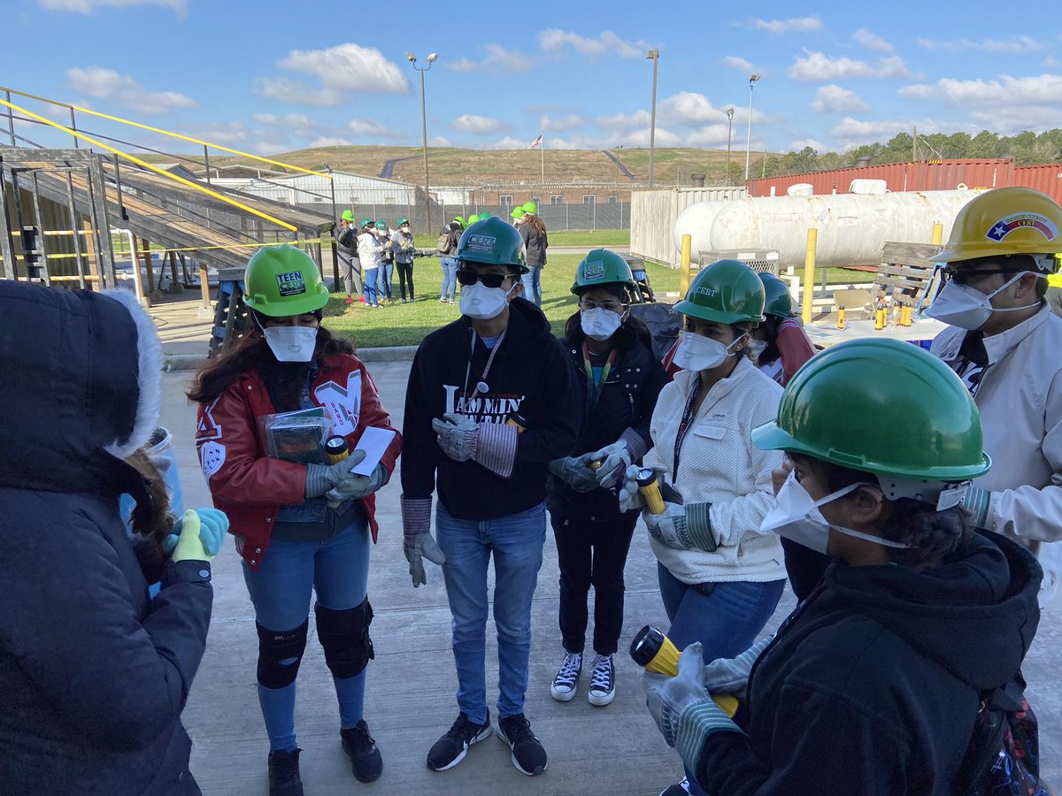 Clinical students using CERT techniques in simulation exercises. #futuresuperheroes #nocaperequired @MacArthur_AISD @MhsPeterson @AldineCTE