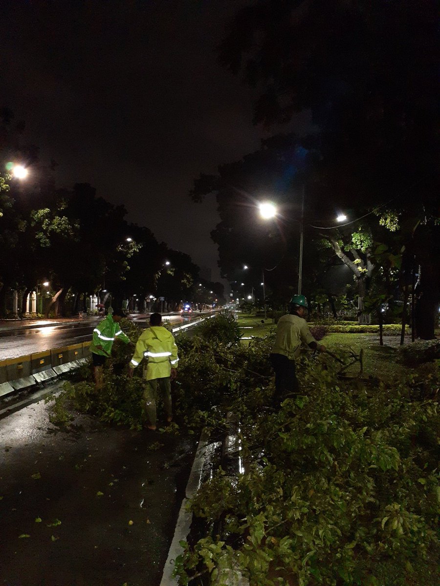 04.06.Petugas melakukan penanganan pohon sempal lokasi Jl.Medan Merdeka Barat dpn RRI,Jakpus @aniesupdatenews <a href="/BPBDJakarta/">BPBD DKI JAKARTA</a> <a href="/RadioElshinta/">Radio Elshinta</a> <a href="/TMCPoldaMetro/">TMC Polda Metro Jaya</a>