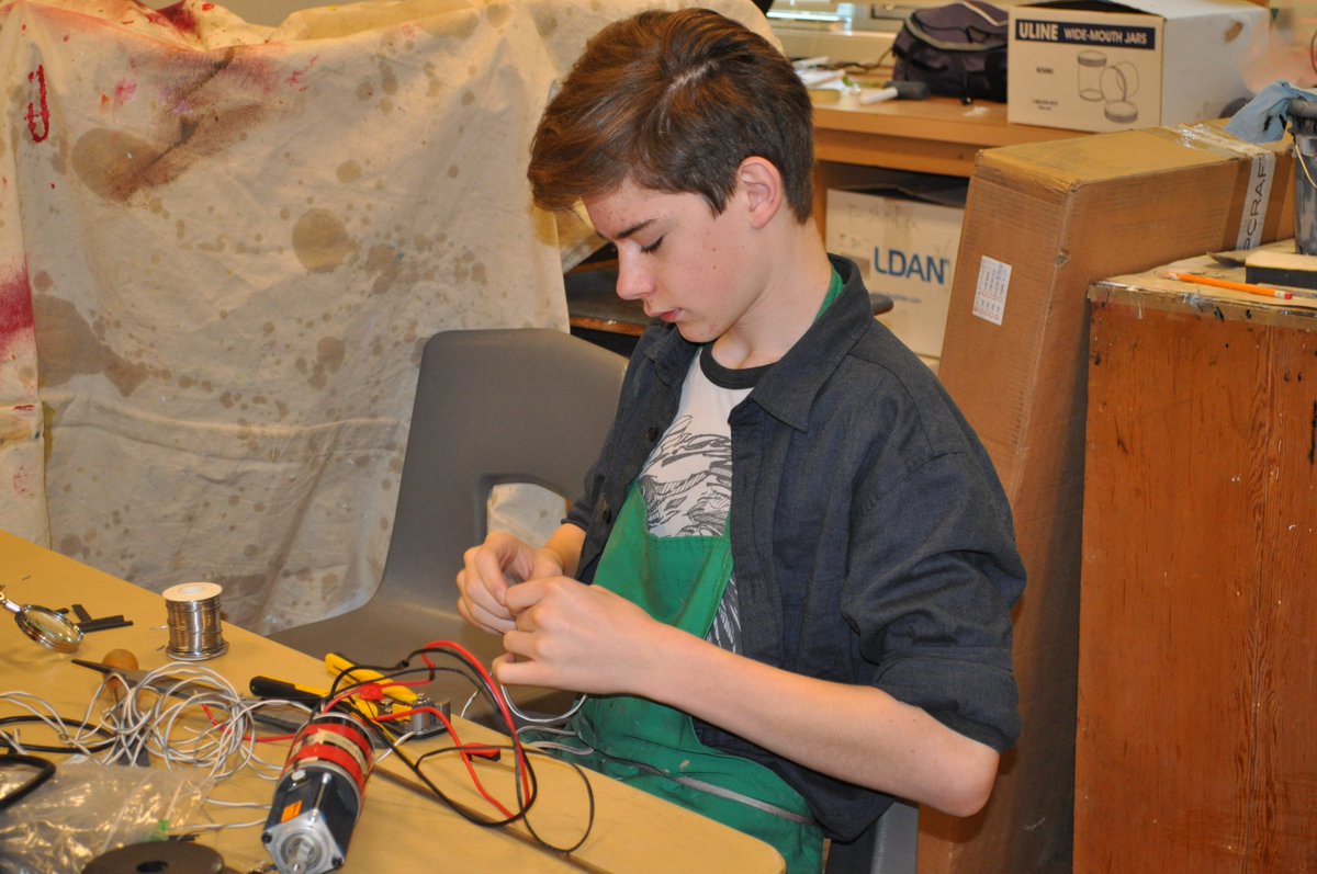 tinaoke's tweet photo. The chatter continues - building a robot and getting ready for the Canadian Pacific Regionals March 5-7 @SOFMCVIC @EsqAtomSmashers #sd61learn #omgrobots #FIRST2020 #FRC2020 https://t.co/9wcOPCli7m