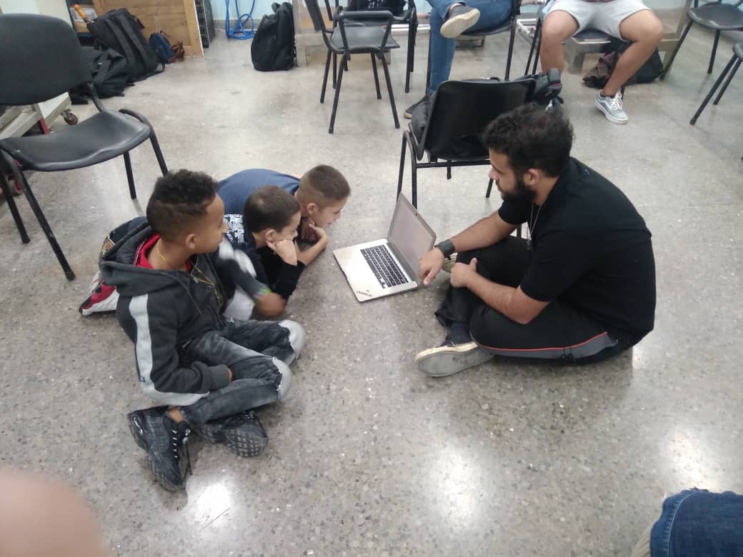 grmCujae's tweet image. Los #niños realizando los últimos #programas según el tipo de #CursoRobótica: 
@LEGO_Group @LegoWeDoNL @mBlock_cc @ArtecKokusai @LEGOEV3 @EzBotSystem #VEX_IQ

🤖Preparándose para la #competencia final.

@PresidenciaCuba @DiazCanelB @CujaeRedSocial  @CubaMES @CubaMined