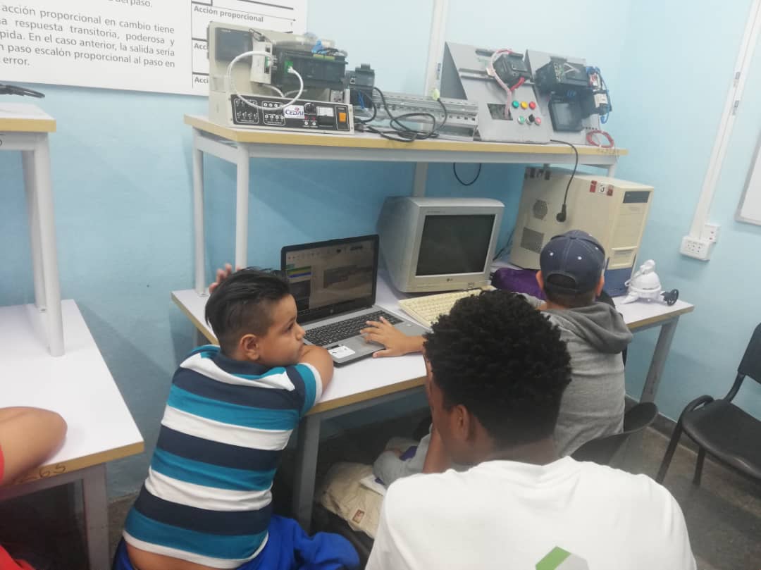 grmCujae's tweet image. Los #niños realizando los últimos #programas según el tipo de #CursoRobótica: 
@LEGO_Group @LegoWeDoNL @mBlock_cc @ArtecKokusai @LEGOEV3 @EzBotSystem #VEX_IQ

🤖Preparándose para la #competencia final.

@PresidenciaCuba @DiazCanelB @CujaeRedSocial  @CubaMES @CubaMined