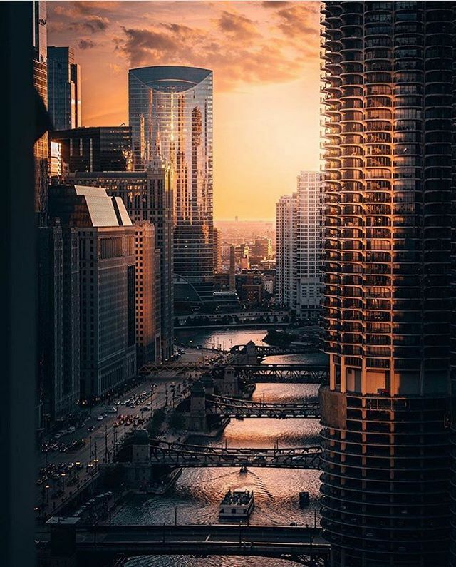 voyagenfrancais's tweet photo. [CHICAGO en français ]Soleil couchant sur la CHICAGO River ❤️#sunsetchicago #chicagoriver #chicagoarchitecture #happysaturdaynight #chicago_community 📸 by @davvealcaraz ❤️ https://t.co/mW5DLiEMzl