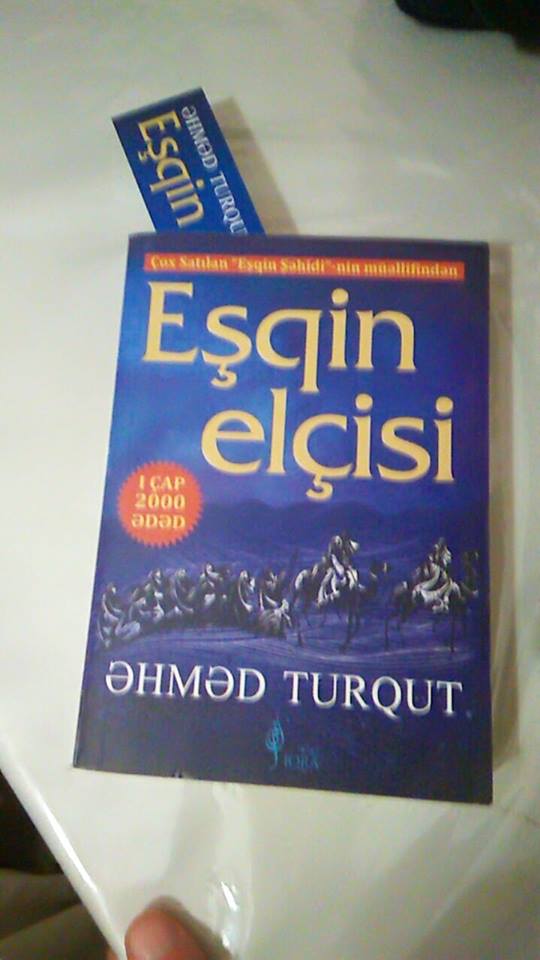 #AşkınElçisi Romanının Azerbaycan edisyonundan...

"Zeynəbin üzündəki qan çəkilmişdi. Süddən də ağ simayla hər an özündən gedəcəkmiş kimi qardaşını izləyirdi. Hiradakı gecədə onun tamamilə yox olduğunu, Babalarının əbasından başqa görünən heç bir şey qalmadığını xatırlamışdı.