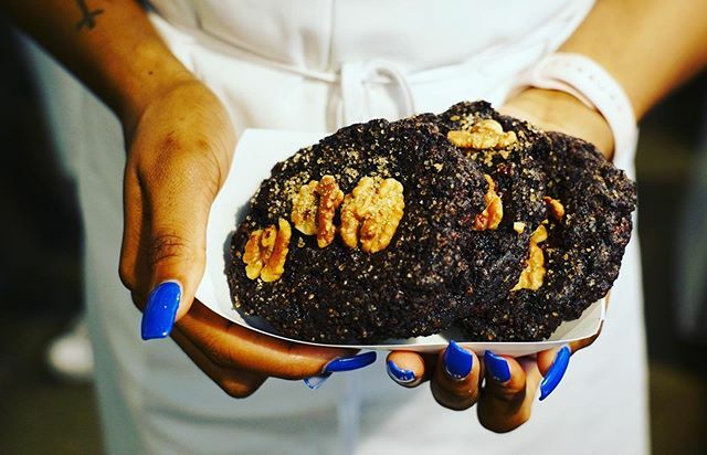 Making all your vegan cookie dreams come true 🤤 💙🍪#homemadevegancookie #veganfudge #ellacookies #glutenfree #ella #brownsugar #fugde #walnut