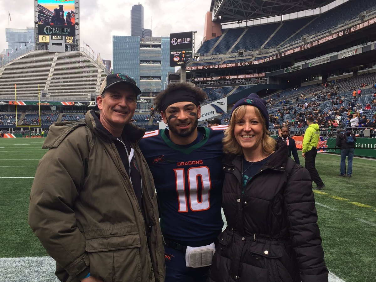 cox_shari's tweet photo. UND football alum John Santiago was very gracious to stop and take a picture with us! Go Seattle Dragons! #seattledragons https://t.co/9FpFuacBtT