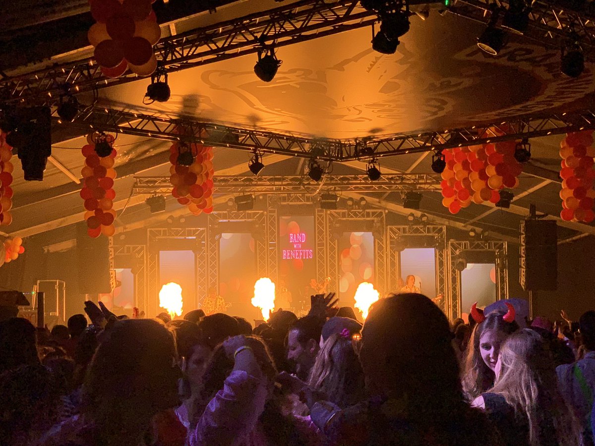 Kraaienvangers's tweet photo. Wow, wat kan Heeze carnaval vieren! 😎 Volle bak en een hele vette show van Band with Benefits. 🔥 Mooi om zo’n gigantisch feest in ons eigen dorp neer te kunnen zetten! 🎉 https://t.co/SVt4KEjji2