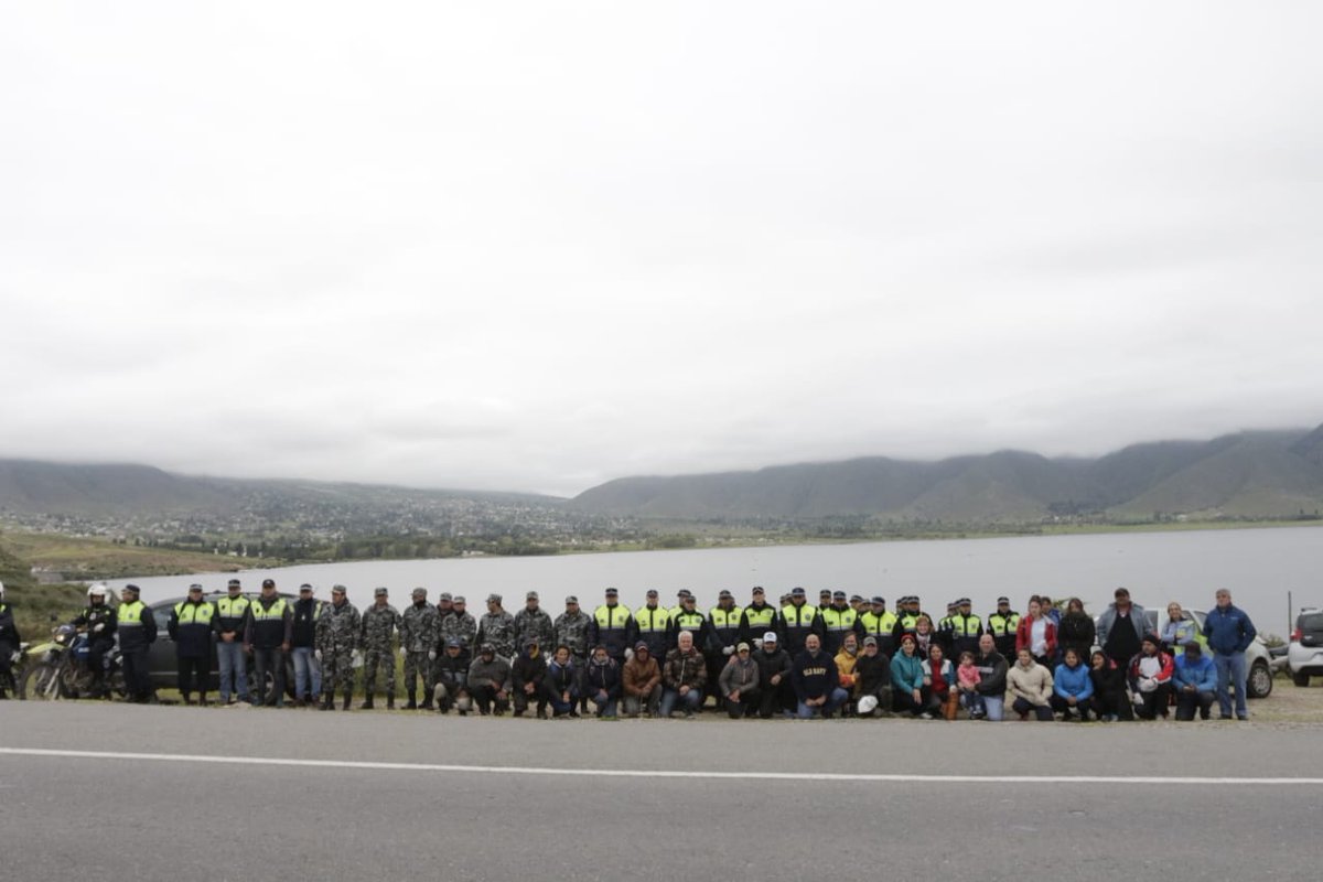 PrensaTucTur's tweet photo. Finalizó con éxito la intervención del Voluntariado en La Angostura, con la participación de miembros de Com. Originarias, ONGs, la Cám. Destino Tafí, Policía, deportistas y vecinos, con el apoyo del programa #YoMeSumo del EATT. Min. Maley de @MinSegTuc fue parte de la acción. https://t.co/MTvmIH7zED