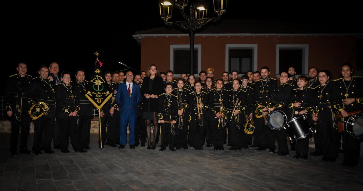 AytoArchena's tweet photo. @BctCruzEspejos @CabildoArchena @AgoniaYMMagdale Se presenta el nuevo cartel anunciador de esta próxima edición de la #SemanaSanta2020 archenera.
Presiden el acto la alcaldesa de #Archena @PatriciaArchena , y el Presidente del @CabildoArchena @juanrucre . https://t.co/0ePJ0szUFR