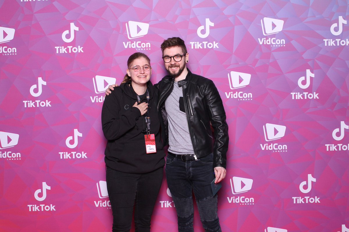 ShySnax's tweet photo. I was a mess &amp; could barely talk (I was crying so hard) but you were so lovely &amp; met so many of us. I have been watching you since I was 13 (2014) &amp; you 100% saved my life so this was a huge deal for me. Thank you for being so damn lovely - Jenna (the crying mess) #jacksepticeye https://t.co/d3exQdWoUR