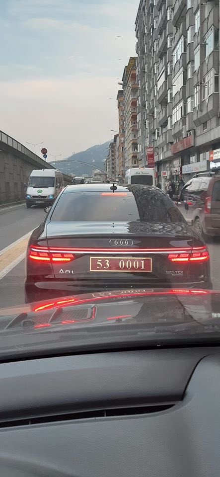 Fotoğraftaki araç Rize valisine aitmiş!
Fiyatı 1 milyon 700 bin TL... Bu durumda #EYT’ye, Emekliye, İşçiye para kalmaz tabi...!