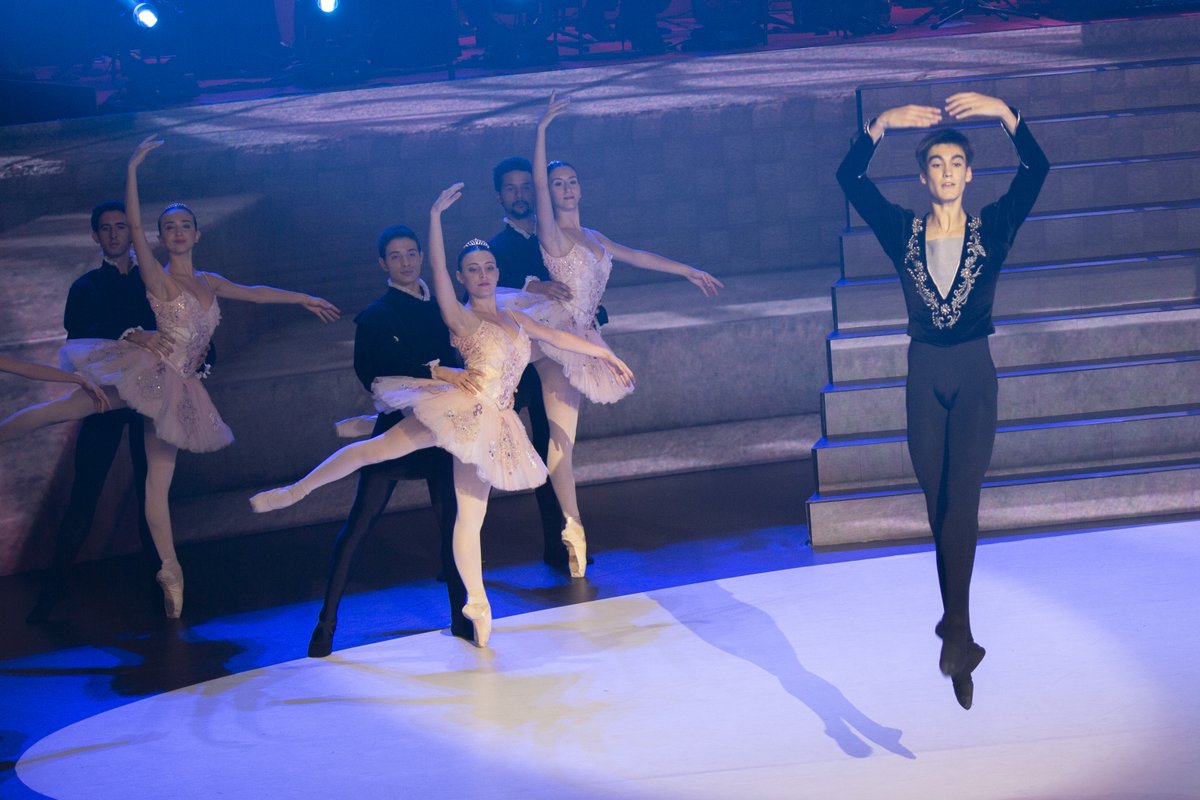 🕺 "Cuando bailas, esculpes tus movimientos" le ha dicho #NachoDuato a Lorien Ramo. El bailarín ha interpretado "El lago de los cisnes" y lo ha bordado. Vuelve a verlo 👉 rtve.es/v/5516338