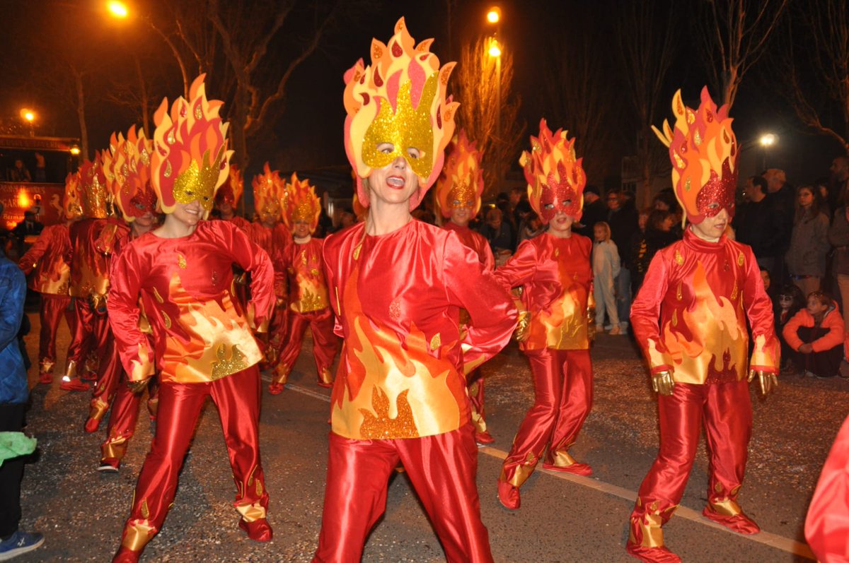 AjTorredembarra's tweet photo. 📷🎉🎉 #CarnavalTDB 1.925 persones en 23 carrosses i 6 comparses han participat a la Gran Rua d'aquesta nit del #Carnaval2020. Les podreu tornar a veure demà ⌚12 h a la Rua de #Carnaval, pel passeig Marítim.
✍ Sortida #BaixaMar arribada Port #Torredembarra https://t.co/PgiIRscMUU
