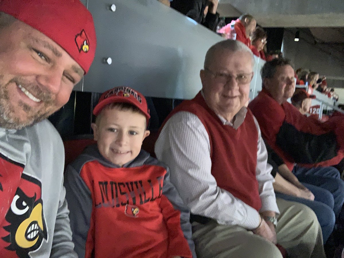 StewyOBKY's tweet photo. @kfc_yumcenter 3 generations of Card fans! #GoCards https://t.co/sjSxmnkAwl