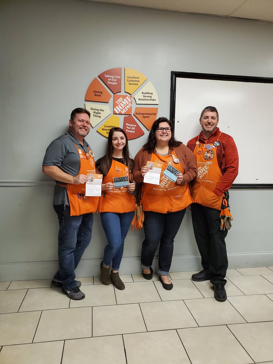 HuntingtonTHD's tweet photo. Recognizing some stellar associates during a great orientation today at 3642!! @DerekBTHD @hd3642 @SCL13Blue @ErinWatsonHDHR @WebbfWebb https://t.co/9ZAxZKR5Wc