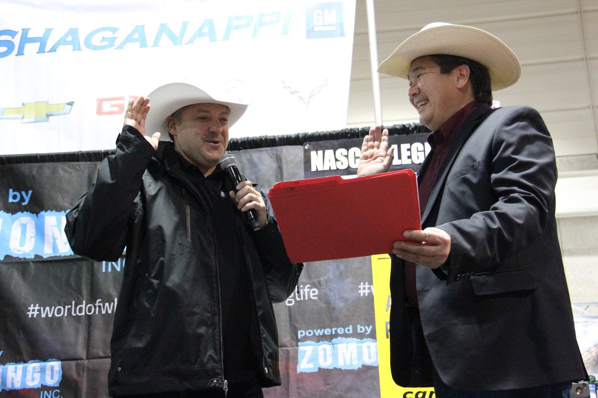 Passrat's tweet photo. Honorary Calgary White Hat to @TonyStewart @TonyStewart_Rcg Making our guest an Honorary Calgarian @calgarystampede @smithbilthats https://t.co/9Gxya6wzlM