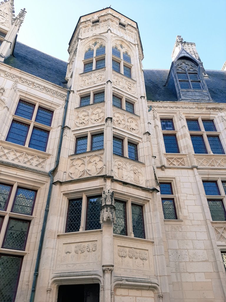 california458's tweet photo. L'art Gothique dans toute sa splendeur #Bourges #RouteJacquesCoeur 🏰🌤⚜💕 https://t.co/toCSBF4uYf