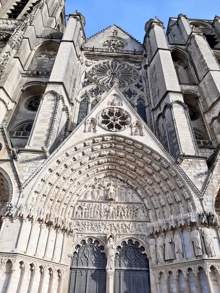 california458's tweet photo. L'art Gothique dans toute sa splendeur #Bourges #RouteJacquesCoeur 🏰🌤⚜💕 https://t.co/toCSBF4uYf