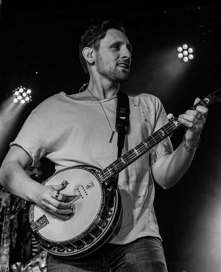 TeamJamesAA's tweet photo. @jamesaauthors knows how to rock a banjo out like a master, like if you agree! 
📸:@ https://t.co/xkmo6JWuJx https://t.co/yM2tQILxyO