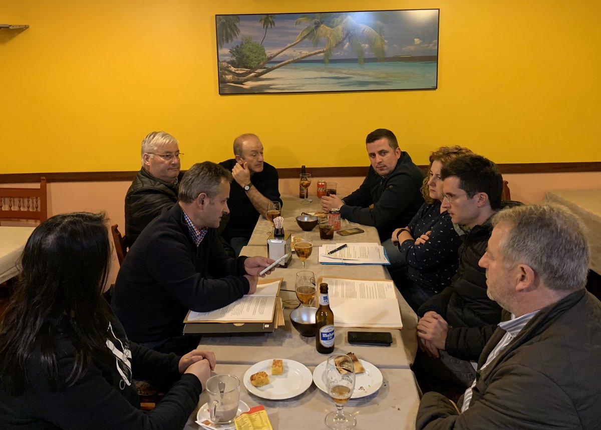 borja_verea's tweet image. Escoitando de primeira man as necesidades da parroquia de Lavacolla con membros da Asociación de Veciños Ruta Xacobea. Seguimos coñecendo e apoiando o noso rural. #SantiagoDeCompostela #SCQ #Reconectando #OrgulloDeCidade