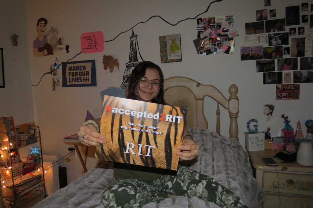 gxbriellaaaa_'s tweet photo. Getting into college is a big deal, getting into your #1 choice school is an even BIGGER deal. #RITTiger They even send me cute banners with my acceptance letter online and I was in tears 🥰💕 #RITBound https://t.co/Zr2oAcZYCP