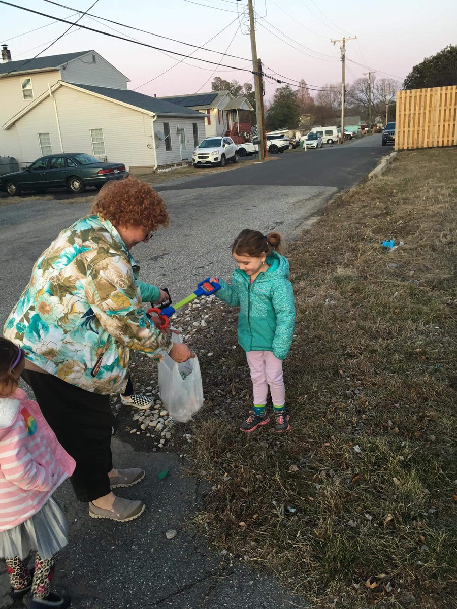 Nana_Gx2's tweet photo. @CTES_BCPS and @OliverBeachElem join forces for a Clean Green 15 clean up! @JaneLichter @jmullenax @foundationbcps @MamaPhelpsH20 https://t.co/XVSEKIM6om