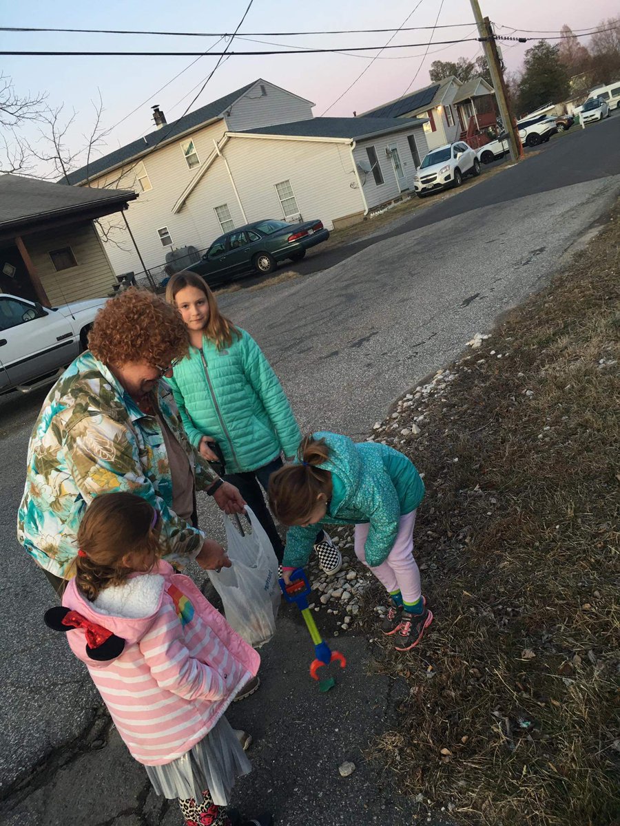 Nana_Gx2's tweet photo. @CTES_BCPS and @OliverBeachElem join forces for a Clean Green 15 clean up! @JaneLichter @jmullenax @foundationbcps @MamaPhelpsH20 https://t.co/XVSEKIM6om
