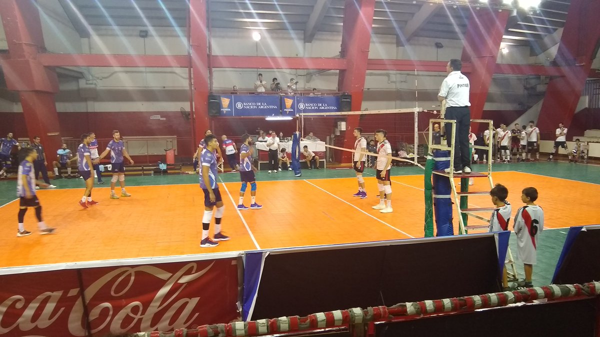 fuegosagrado_ok's tweet photo. #Voley/ #LVA
#Weekend11
@RiverVoleyvs @GigantesVoley 25-15
Primer set para los de Neuquén, Muy solidos en todos los aspectos del juego. River errático.
Ya arrancó el segundo set. https://t.co/40gixW5fRk