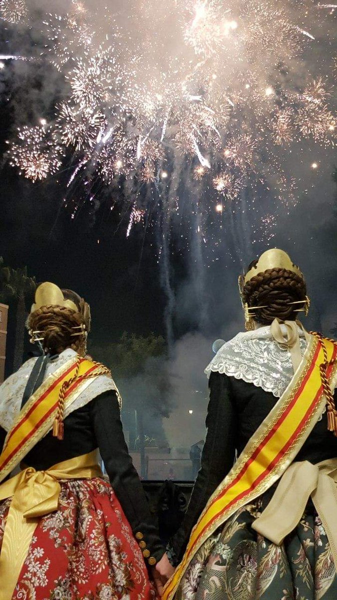 CsManises's tweet photo. Hoy acompañamos a las #FallerasMayores de #Manises, Mar y Patricia en la #cridà, que marca el inicio en las calles de las #Fallas2020 🔥.
¡¡Ya estamos en Fallas!!
#CsConLasFallas
#CsConManises https://t.co/NsA7bzqNfM