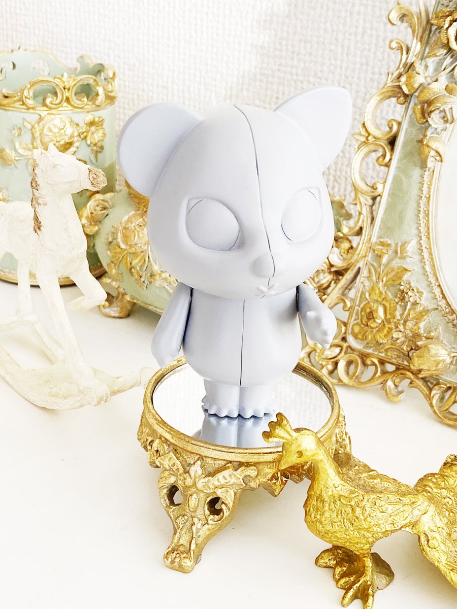ToockeyPotter's tweet photo. トーキーの誕生

@Dreamooland に住む
頭に苺の生えたチワワ
『リリームー@lilymoostory 』が
ふとしたときに落として割ってしまった
クマとネコの陶器

2つに綺麗に割れて
片方がそれぞれボロボロなので
綺麗な方をぴったりくっつけました。
その時
生命が宿って熊と猫に⭐️
#toockey #トーキー https://t.co/9ci0PJ3Bgq