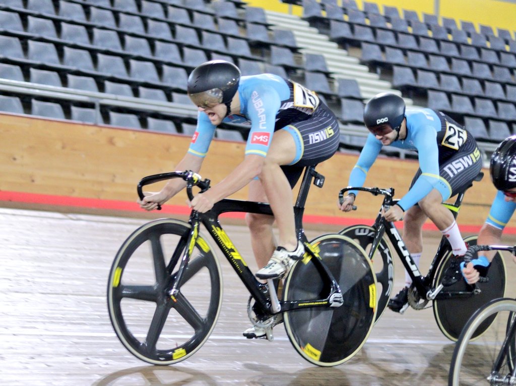 A barnstorming finish to the NSW Elite Men Keirin Championship  #nswtrackchamps 

📸 <a href="/RyanHMiu/">Ryan Miu</a>